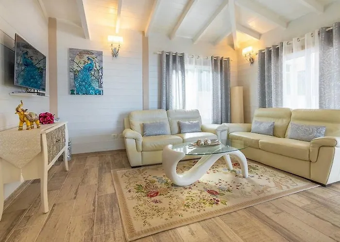 Karla Con Piscina: Tranquilidad Y Naturaleza