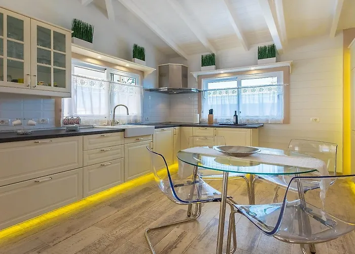 Villa Karla Con Piscina: Tranquilidad Y Naturaleza